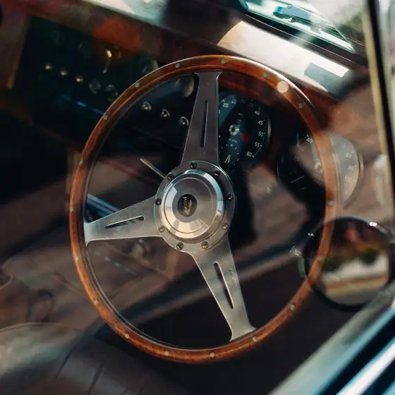 Detalle del volante de madera y salpicadero de un Jaguar clásico